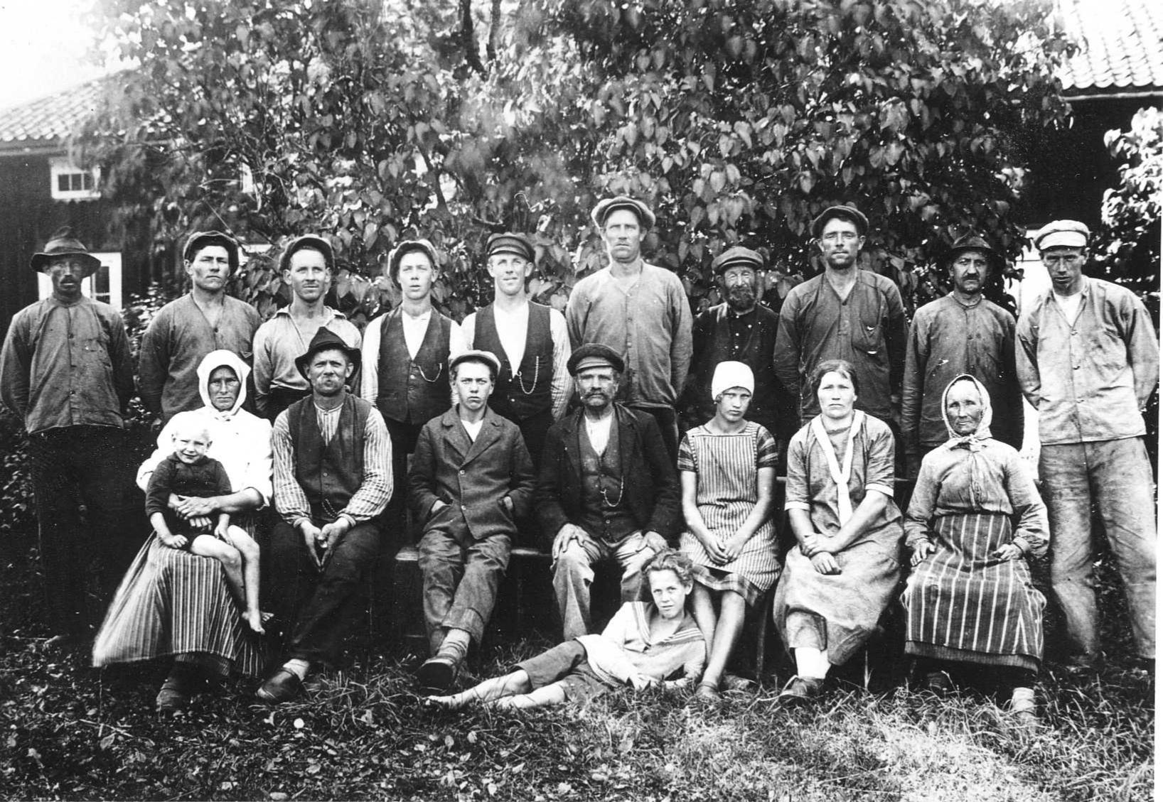 Figure 1. Labour team from Hovgård. Folklife archive B27362